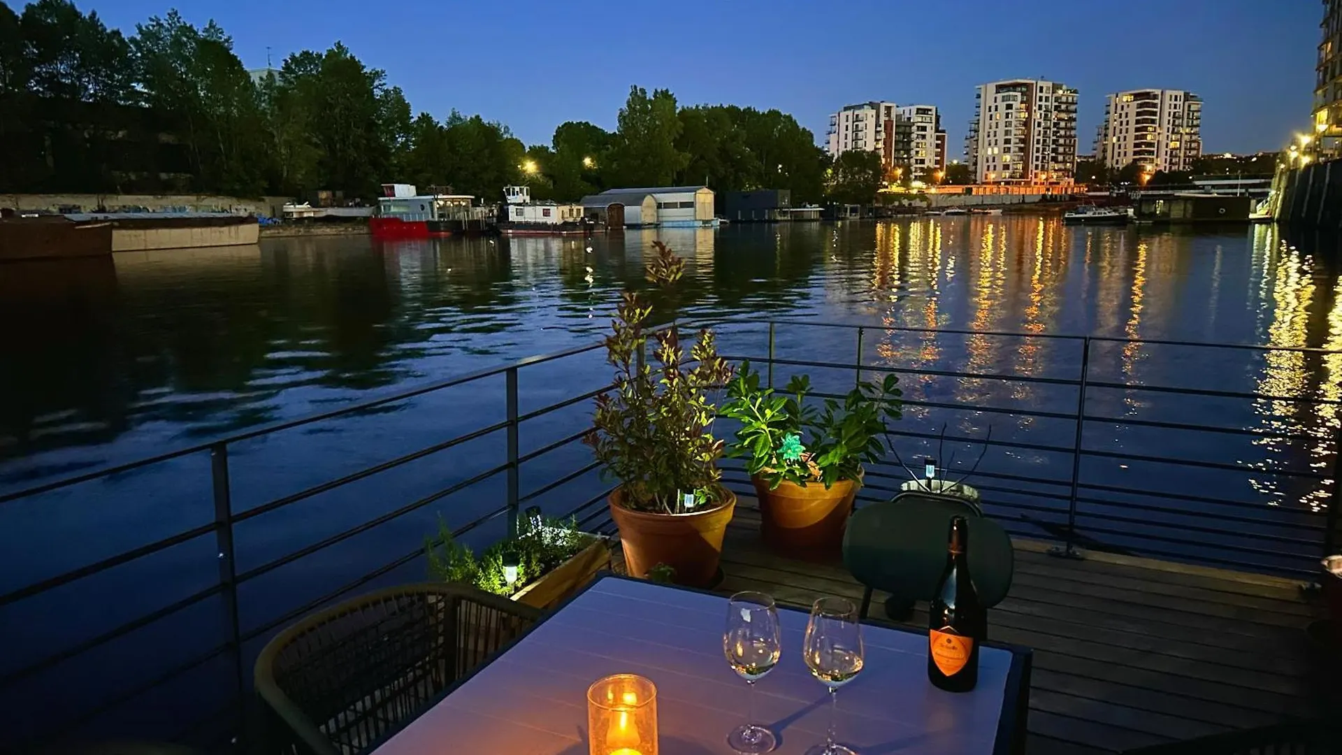 One Of The Kind Prague Houseboat Experience +Boat Villa 0*,  Csehország